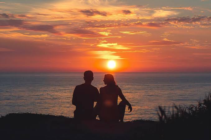 Pareja de novios al atardecer